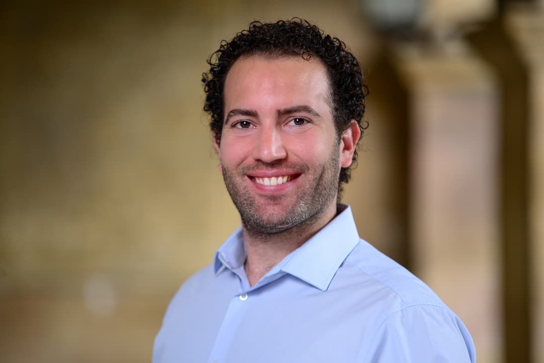 Dr Gonzalo J. Linares Matás — Professional Headshot